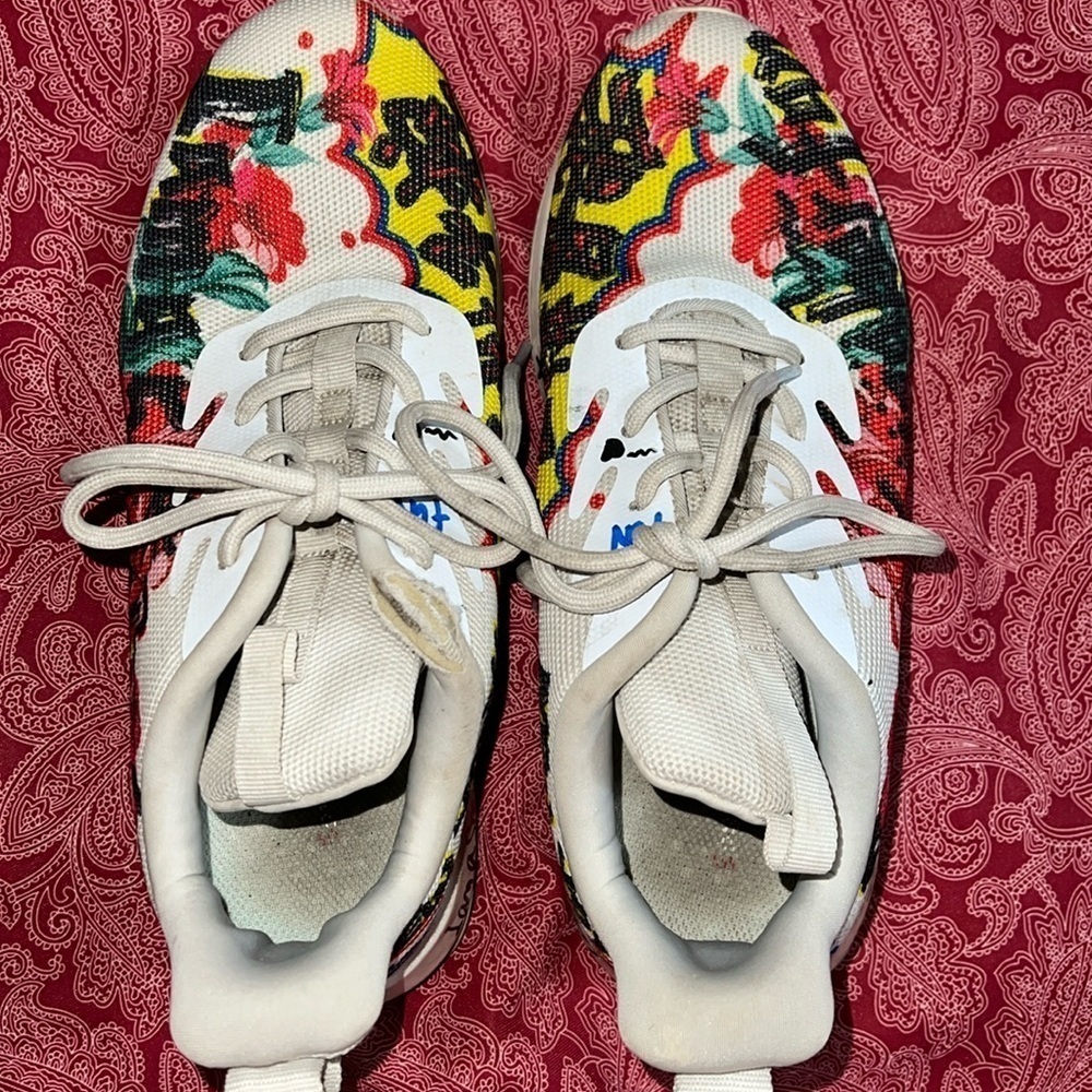 SOULSFENG sneakers. Size 39. Good preowned condition. Size 39